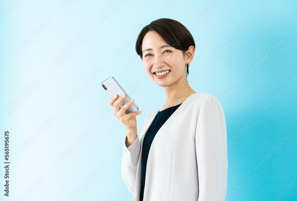 スマートフォンを使う若い女性 ビジネスイメージ スマートフォンを使う若い女性 ビジネスイメージ