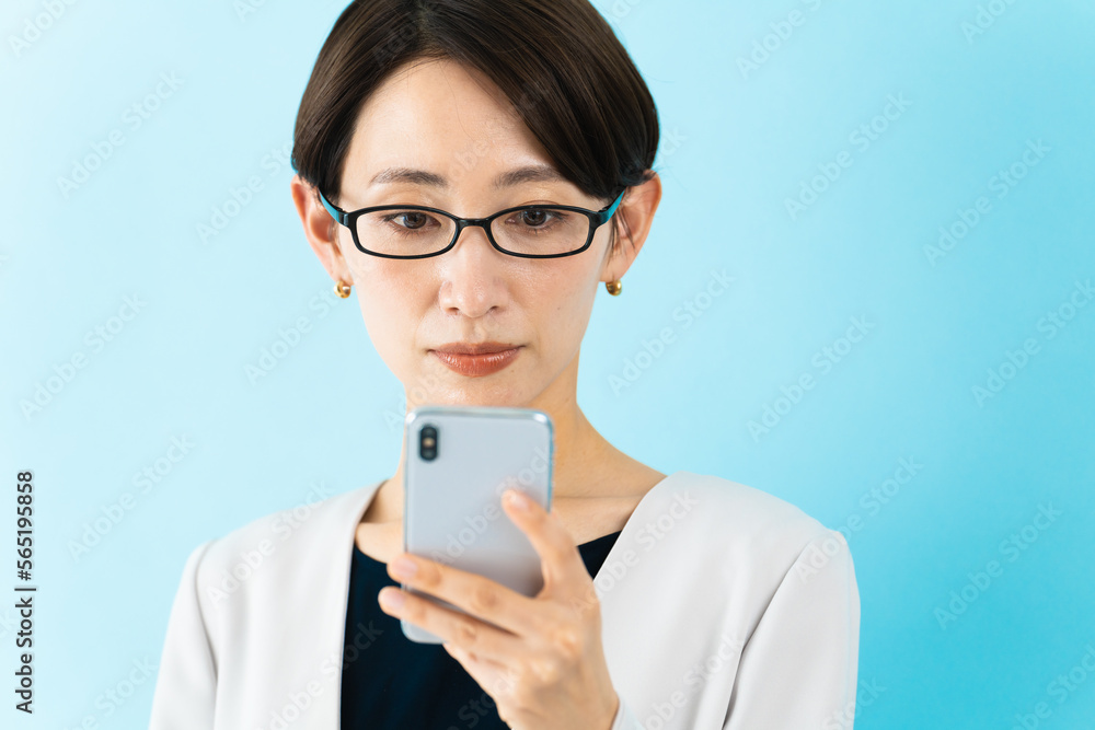 スマートフォンを使う若い女性　ビジネスイメージ