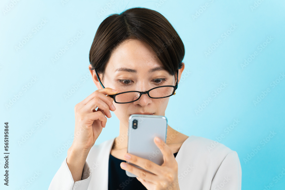 スマートフォンを使う若い女性　ビジネスイメージ