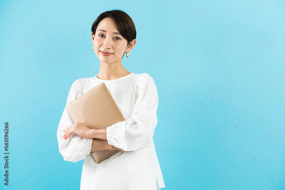 ノートパソコンを持った若い女性　ビジネスイメージ