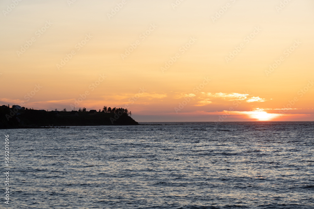île au coucher de soleil