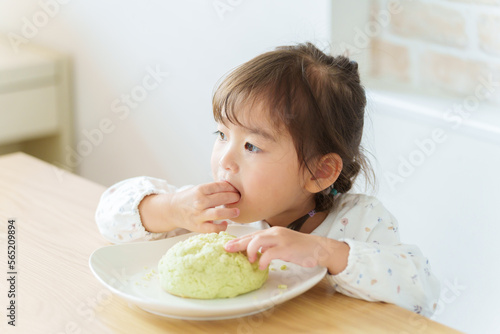 メロンパンを食べる女の子