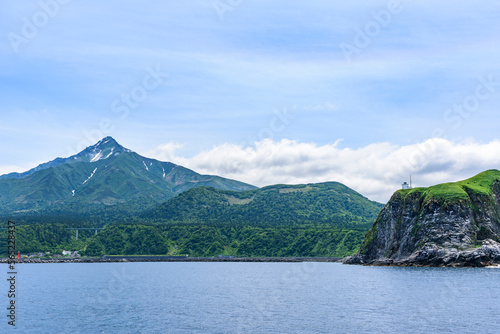 利尻島、鴛泊(おしどまり)の山と町と港  © rujin