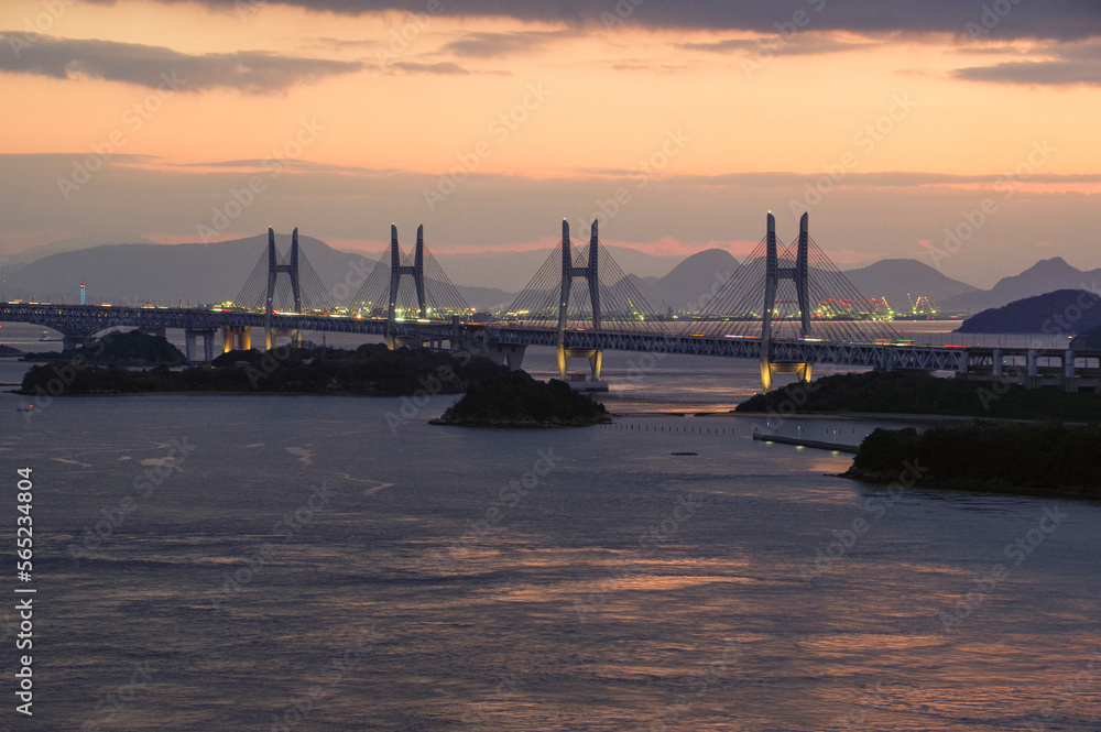 鷲羽山の展望台から見る夕暮れの瀬戸大橋