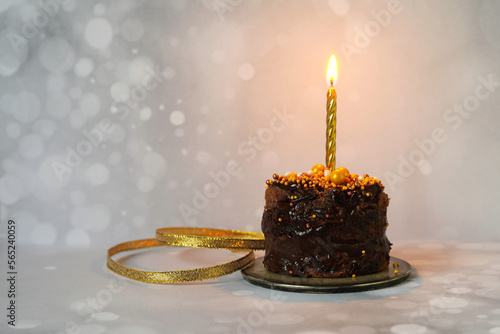 kleiner Schokoladenkuchen zum Geburtstag - winterlich photo