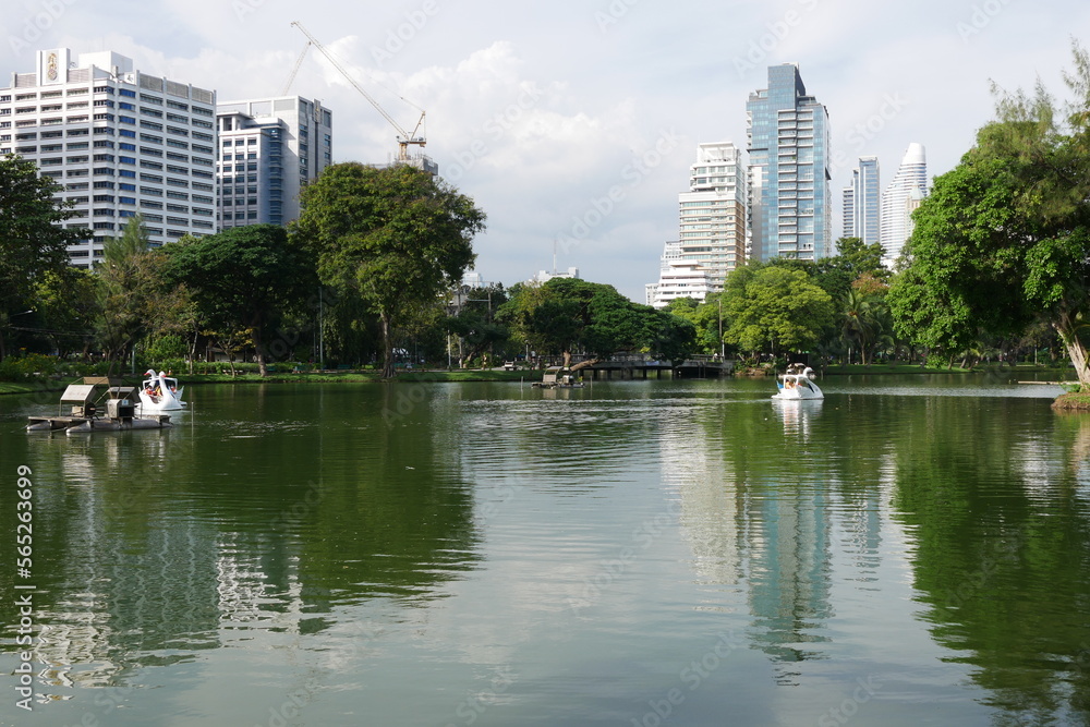 Fototapeta premium Hochhäuser und See in Bangkok