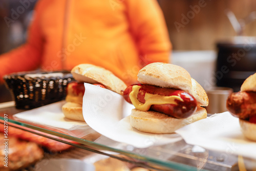 Bratwurst und Weihnachtsmarkt shopping (x-mas market) auf dem Marienplatz, München, Deutschland