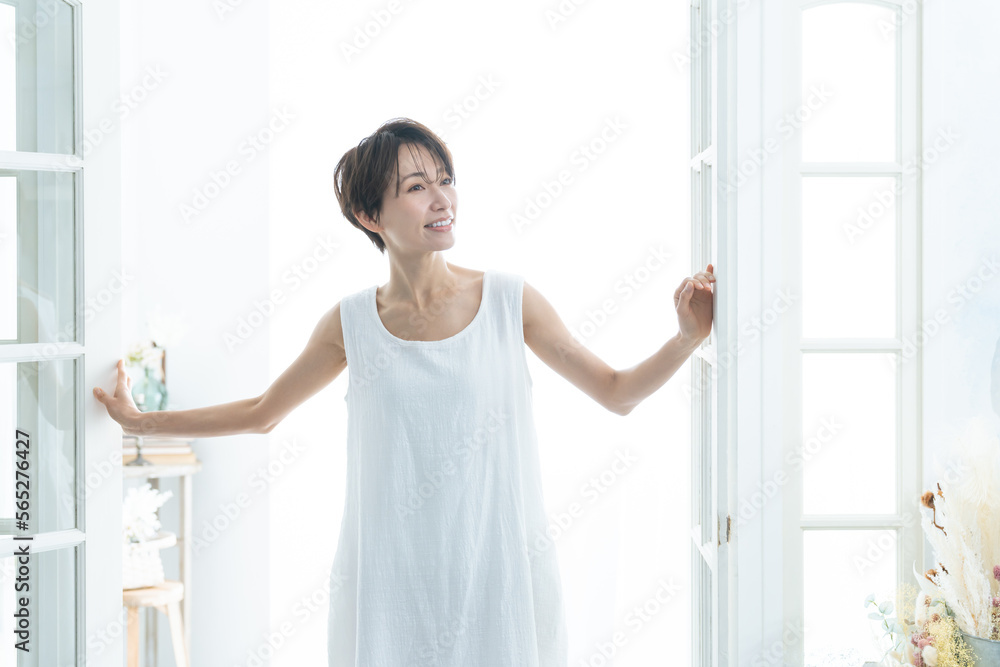 白いワンピースを着た笑顔の女性 白いワンピースを着た笑顔の女性