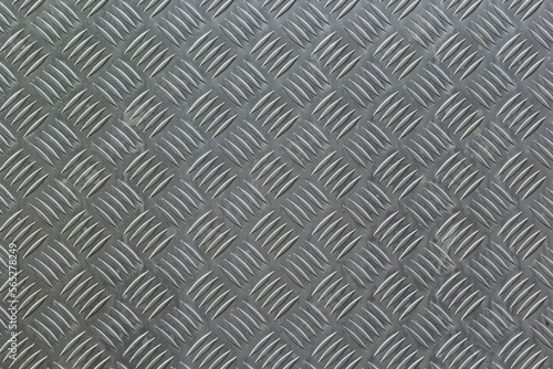 Seamless metal floor plate with diamond pattern