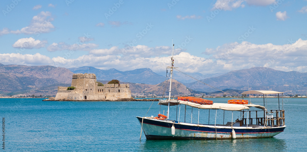 Barca per visite turistiche in rada nel porto di Nafplio con dietro il Bourtzi Castle. Peloponneso, Grecia