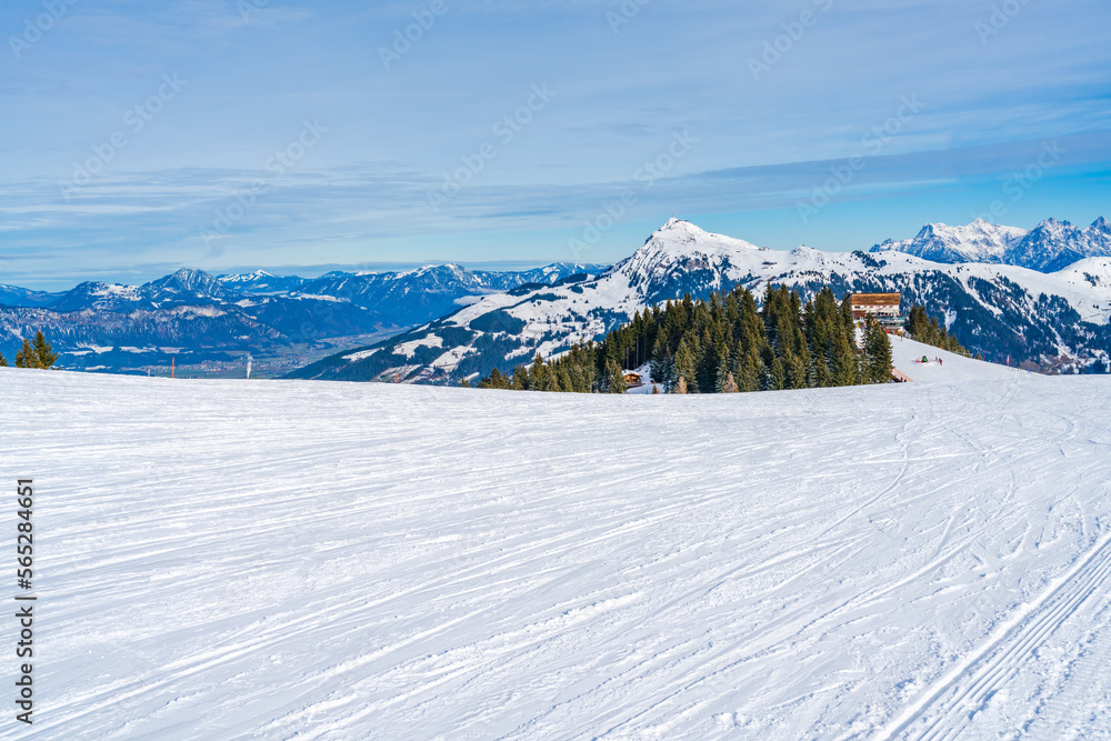 Fototapeta premium alpine, alps, austria, austrian, cable car, chairlift, destination, downhill, downhill skiing, europe, famous, frost, hahnenkamm, holiday, ice, kitzbuehel, kitzbuhel, landscape, leisure, lift, mountai