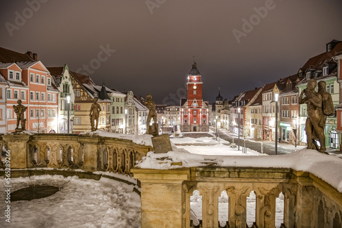 Nachtaufnahme des Gothaer Hauptmarktes im Winter - mit Rathaus und Skulpturen auf der Pferdetränke