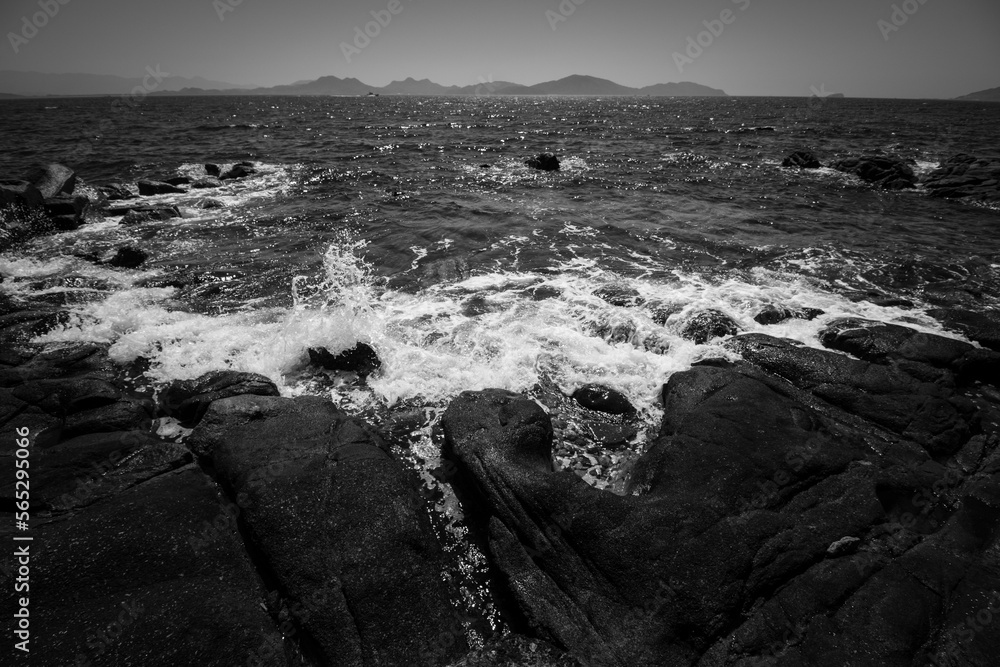 岩と波