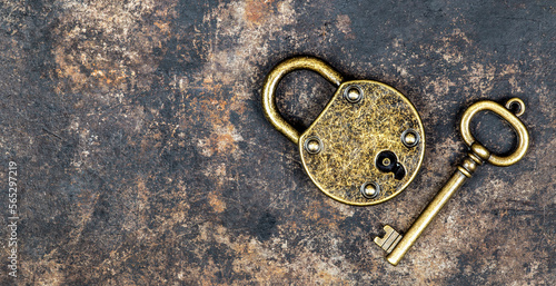 Canvastavla Old vintage key and padlock on a rusty grunge metal background