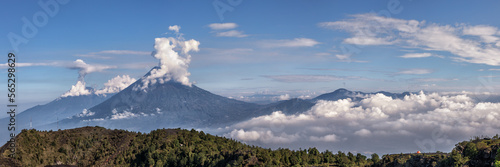 Wulkany Fuego (aktywne), Acatenango i Agua, widok z Pacaya w Gwatemali