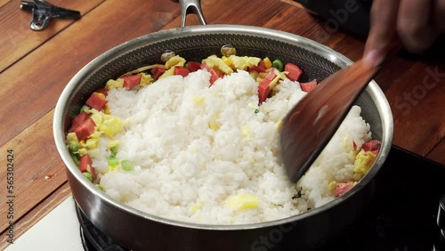 Yangzhou fried rice production process