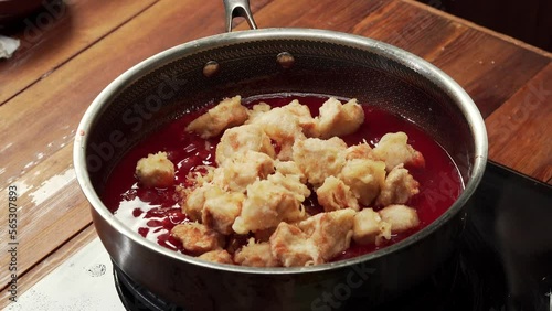 The production process of classic Cantonese sweet and sour pork