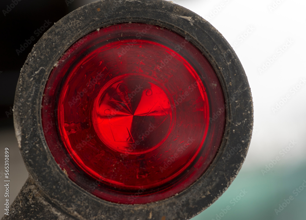 Czerwone światło ( zasilane diodą LED) konturowe ( obrysowe) na pojeździe ciężarowym . - obrazy, fototapety, plakaty 