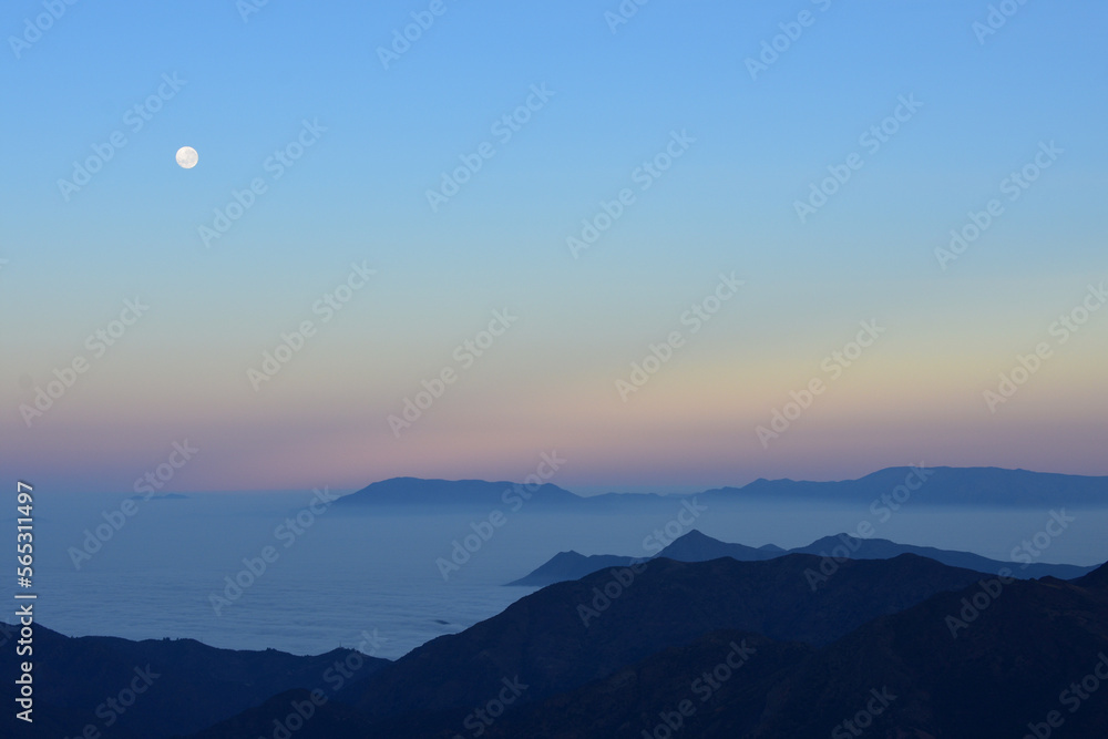 Amanecer montaña con bruma foto Amanecer montaña con bruma foto