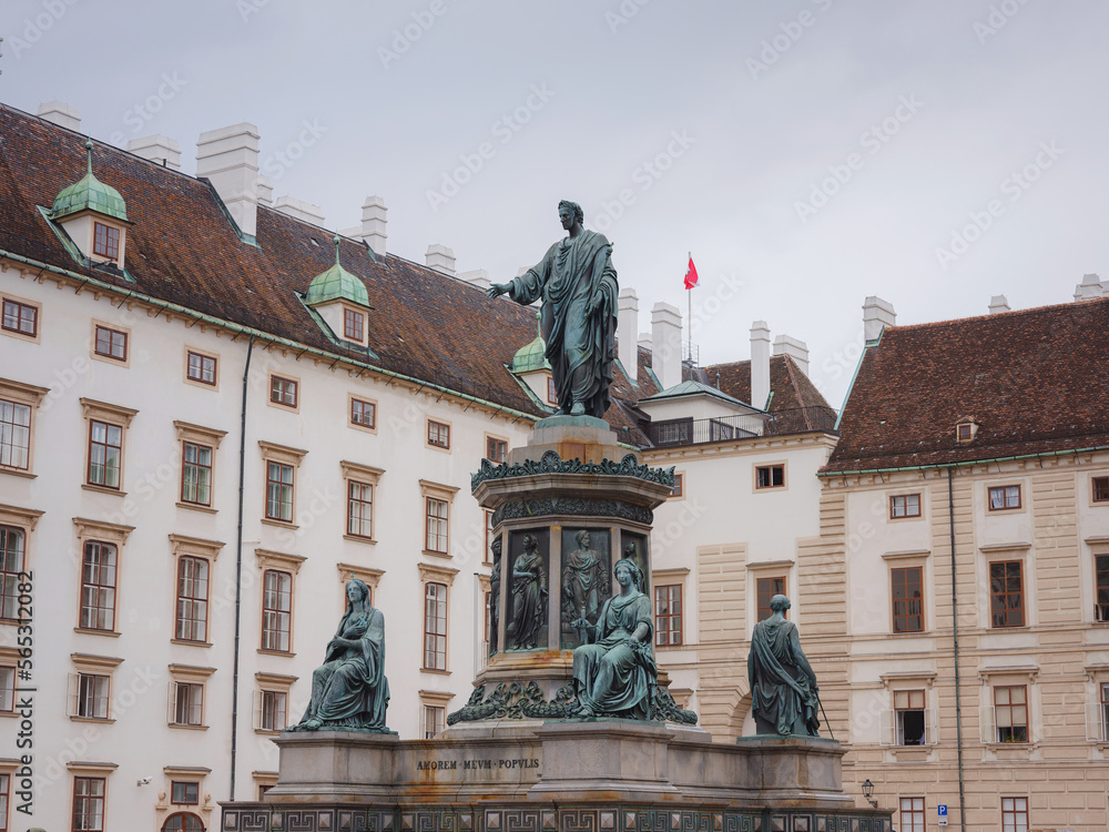Innerer Burghof of Hofburg imperial Palace, Part of Hofburg with Amalientrakt and Amalienburg. Monument to Emperor Franz I of Austria. AMOREM MEUM POPULIS MEIS means I give my love to my people,