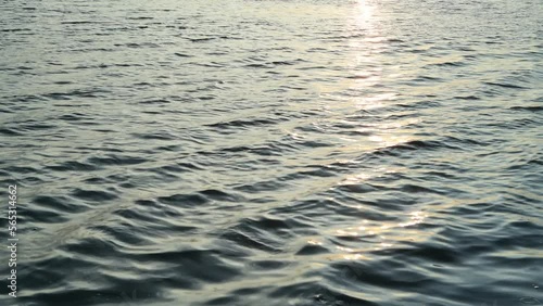 BELLAS ONDULACIONES EN EL AGUA REFLEJANDO LA LUZ DEL SOL