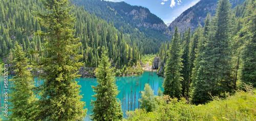 panoramic view of the turquoise water of the emerald lake © Dzen