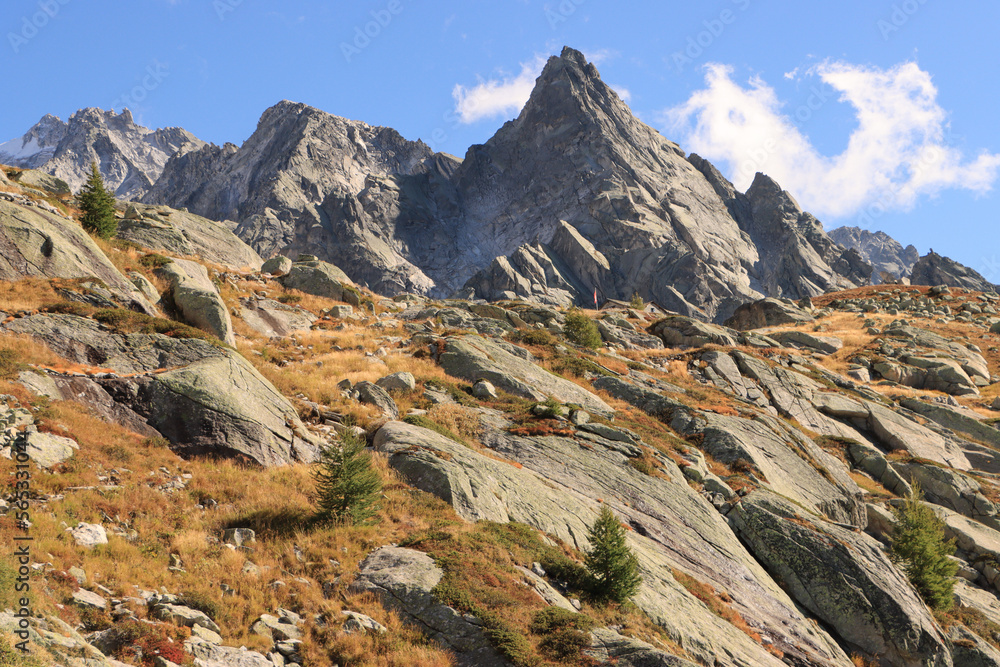 Wildromantische Hochgebirgslandschaft des Bergell; Blick von Norden auf Cima dal Cantun (3354m) und Punta da l'Albigna (2823m, Bernina-Alpen)
