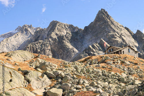 Wanderparadies Bergell; Albignahütte mit Cima dal Cantun (3354m) und Punta da l'Albigna (Bernina-Alpen) photo