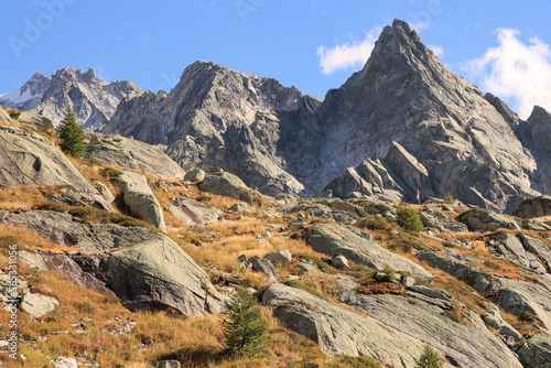 Wildromantisches Bergell; Blick von Norden auf Cima dal Cantun (3354m) und Punta da l'Albigna (2825m, Bernina-Alpen) photo