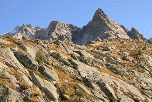 Wunderschöne Alpenlandschaft im Spätsommer; Blick vom Albignasee auf Cima dal Cantun (3354m) und Punta da l'Albigna (2893m), Bergell (Bernina-Alpen)