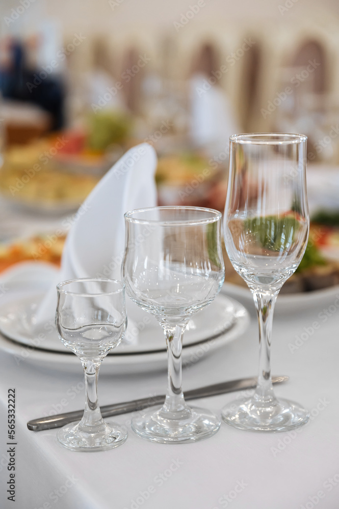 glasses on the table in the restaurant