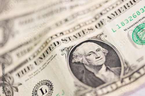 Notas de hum Dólar dos Estados Unidos sobre uma mesa de madeira. Foto com visão de cima. Economia e finanças. photo