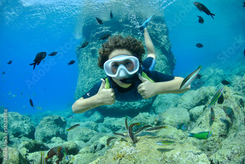 Canvas Print young boy snorkeling in clear waters