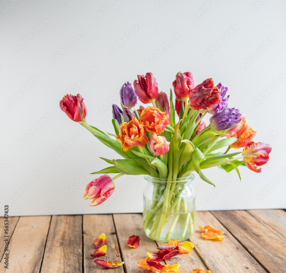Bunter Tulpen Blumenstrauß, farbenfrohe Blumen in einer Vase im Frühling