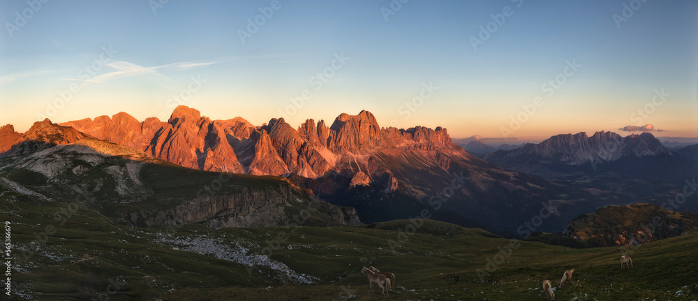 Sonnenuntergang in den Bergen der Dolomiten 