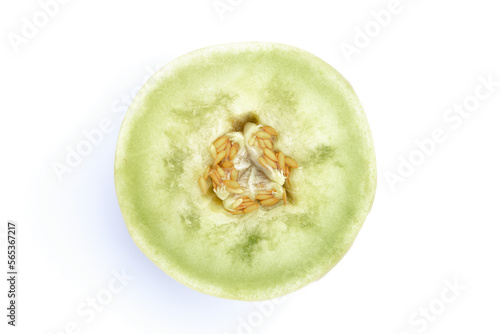 Melón Dulce Calameño (Cucumis melo) cortado en la mitad. vista aérea. Fondo blanco.