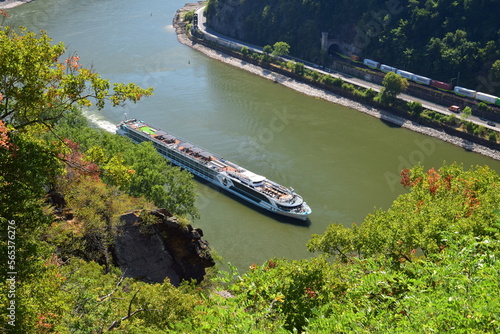 Un bateau de croisière remontaont le Rhin, vu depuis le Rocher de la Loreley