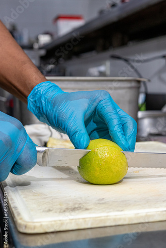 Manos cortando un limon 