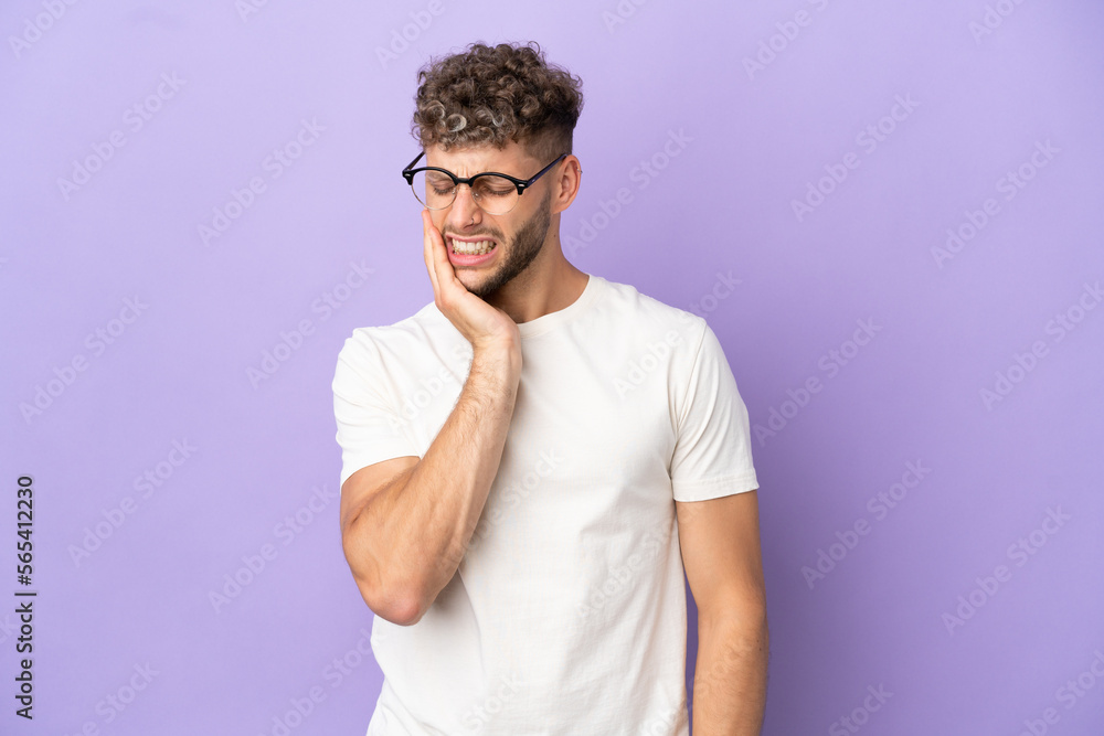 Delivery caucasian man isolated on purple background with toothache Delivery caucasian man isolated on purple background with toothache