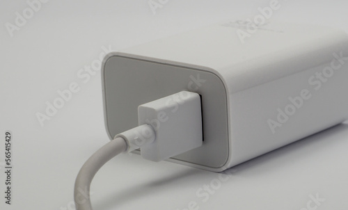 white mobile phone fast charger with usb cable 	

