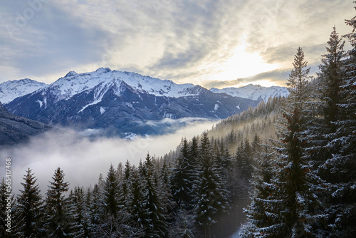 Schönes Winterpanorama im Skigebiet Wildkogel bei Bramberg in Österreich, mit Blick aus einer Gondel auf den Sonnenuntergang.