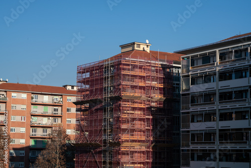 facade restoration buildings, the scaffolding is for the workers' safety at work, with projects in accordance with the law, with parapet, pipes, joints and structures in galvanized steel.