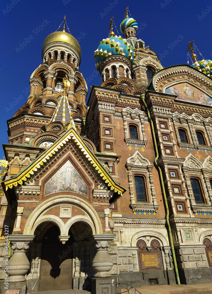 Fototapeta premium Church of the Saviour on Spilled Blood in St. Petersburg, Russia. Beautiful temple in the historical city center on a sunny summer day against the bright blue sky. Famous tourist attraction.