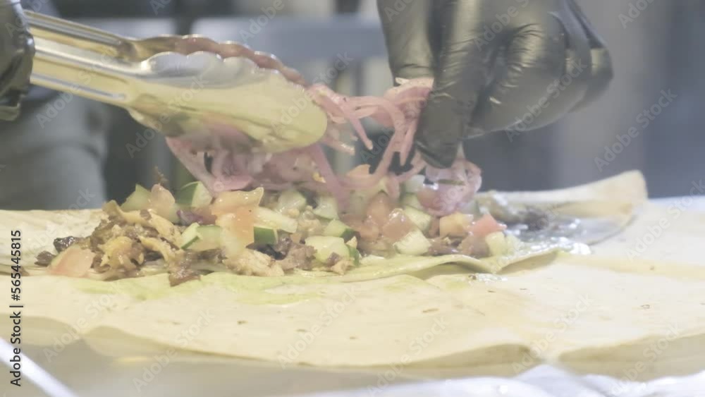 Cocinero preparando comida mediterranea, mexicana, oriental, con carne, pollo, cerdo y verduras grabado en camara lenta