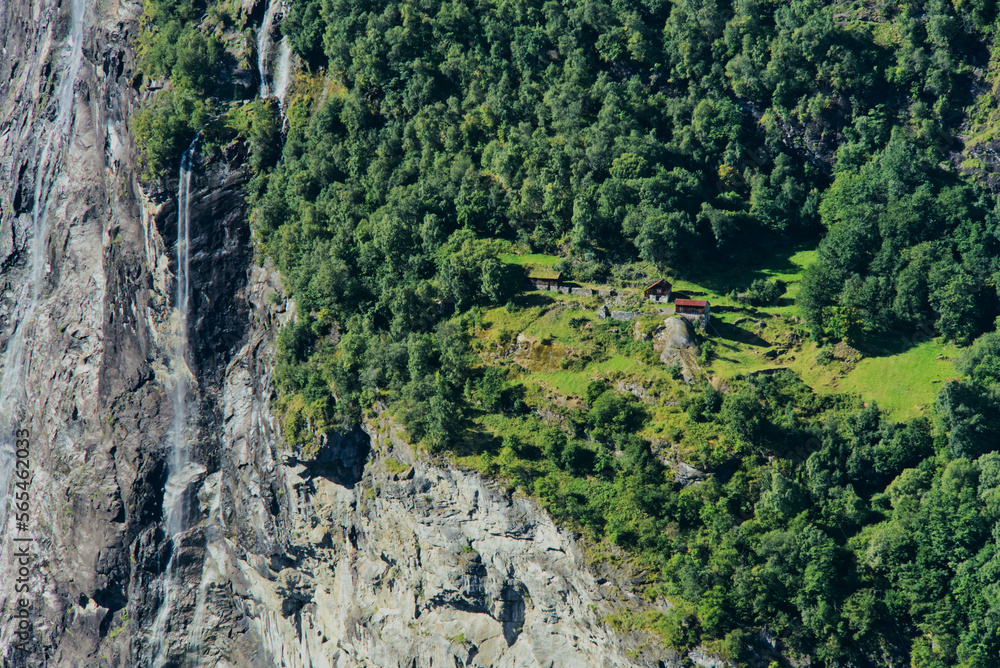 Blick auf eine Alm im Geiranger-Fjörd