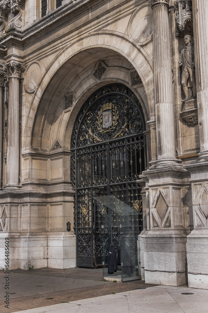 Obraz premium Architectural fragments of City Hall of Paris (Hotel de Ville de Paris) neo-renaissance style building - seat of the Paris City Council since 1357. Paris, France.