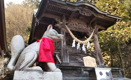 Fototapeta Naklejka Na Ścianę i Meble -  日本の神社にあるキツネの銅像