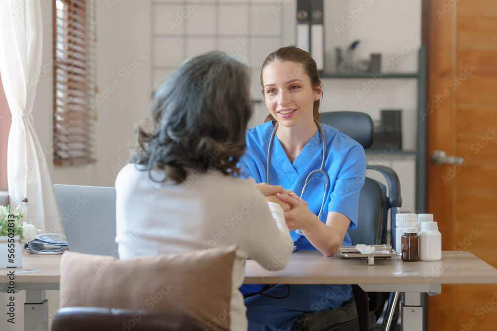 Obraz premium Female doctor taking a history of a patient and counseling on orthopedic diseases with female patients after measuring blood pressure and heart rate in a medical facility