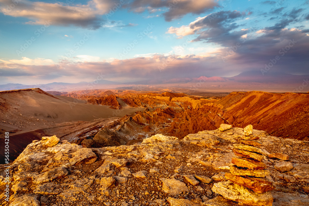 Obraz premium Moon Valley, Valle de la Luna dramatic landscape a Sunset, Atacama Desert, Chile