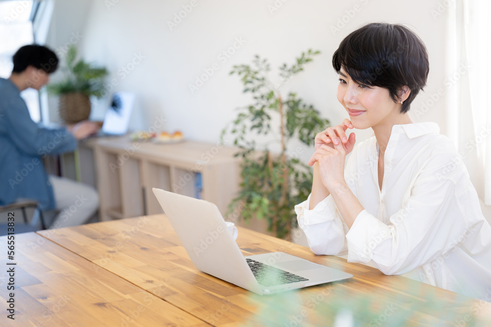 カジュアルなオフィスで仕事をする美しい女性 緑の前ボケあり 考える カジュアルなオフィスで仕事をする美しい女性 緑の前ボケあり 考える